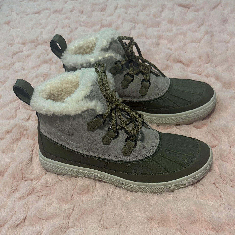 Nike Women's Woodside Chukka 2 Boots